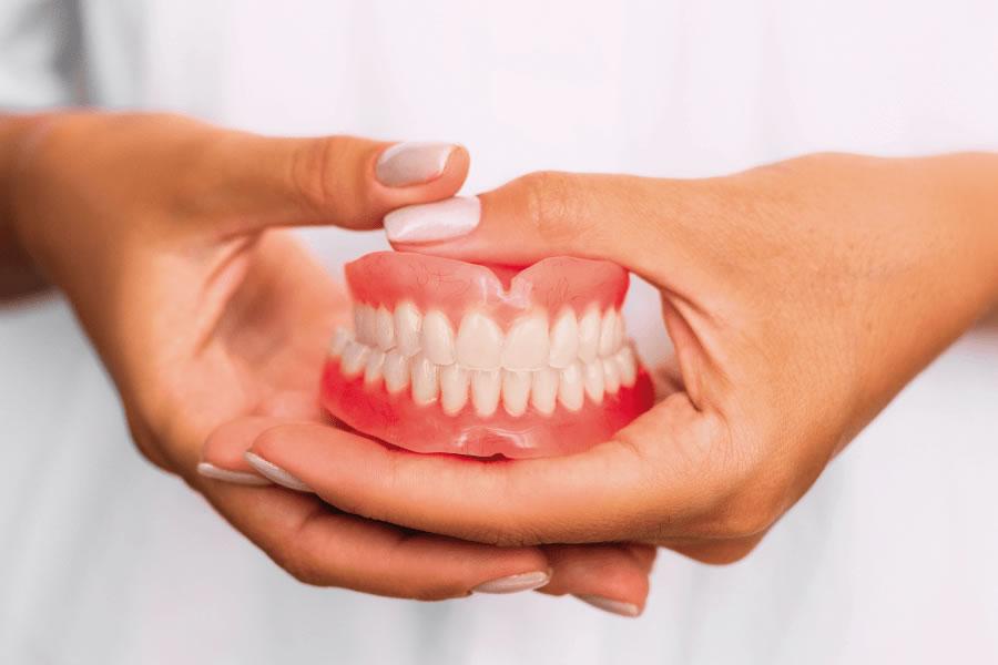 Dr.Manuel López de Calatayud - Blog - Cuidado de las prótesis dentales