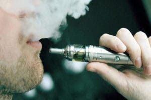 Dr. Manuel López de Calatayud - Blog - Vapear es perjudicial para la salud bucodental